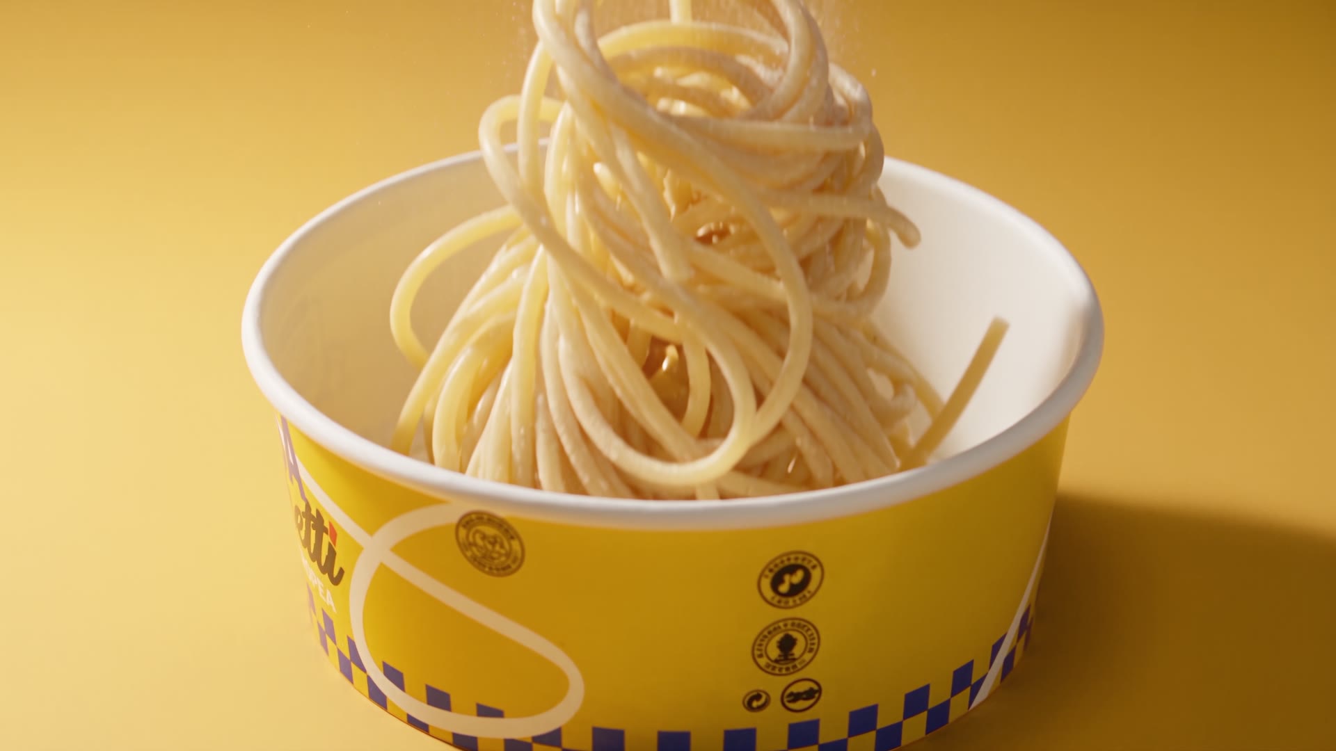 Un nido di spaghetti freschi che scende nella ciotola