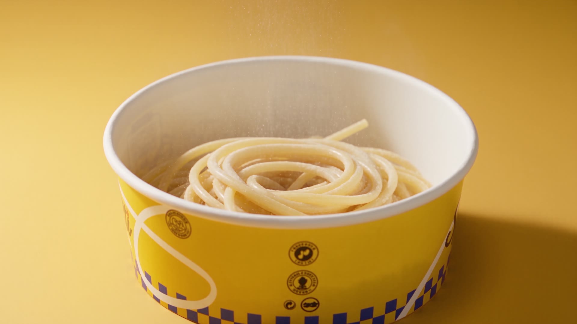 Gli spaghetti posati nella ciotola, con il vapore