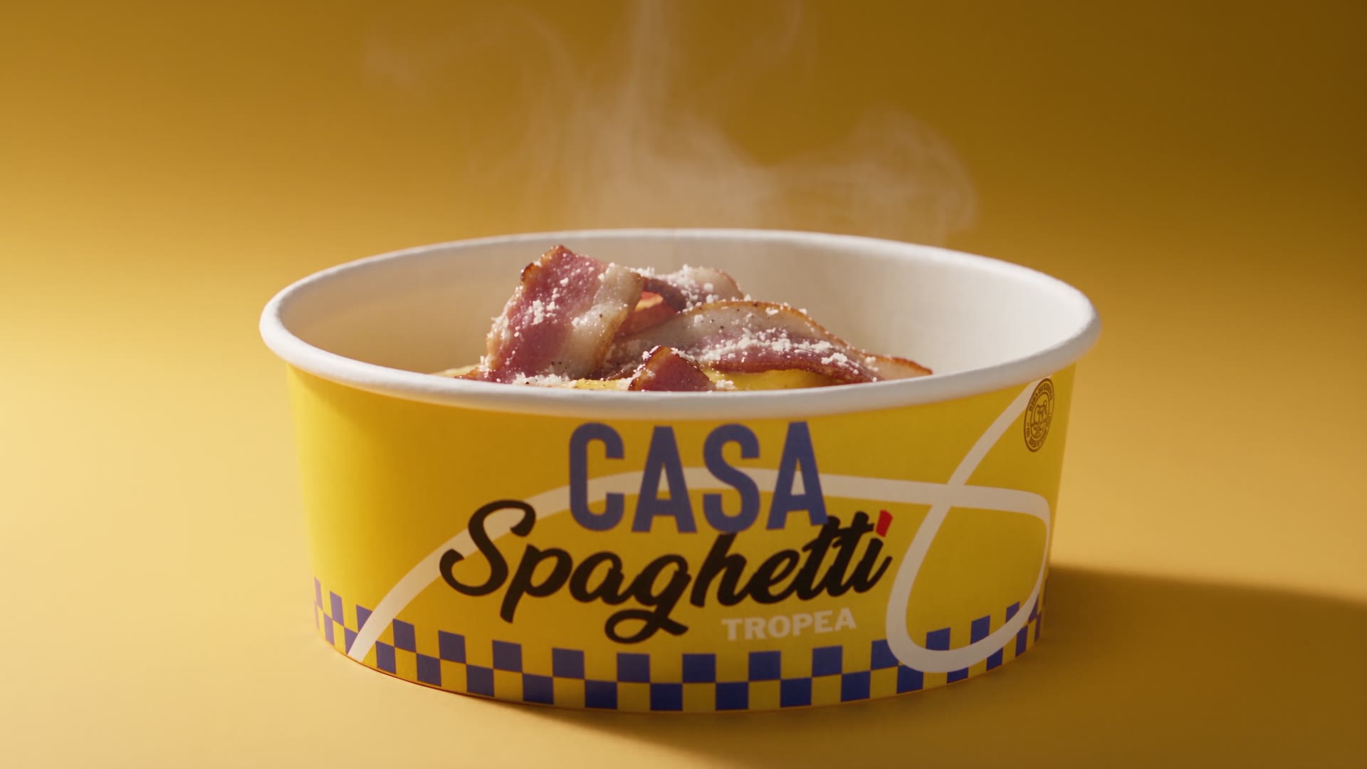 La carbonara pronta nella ciotola, con il vapore che sale