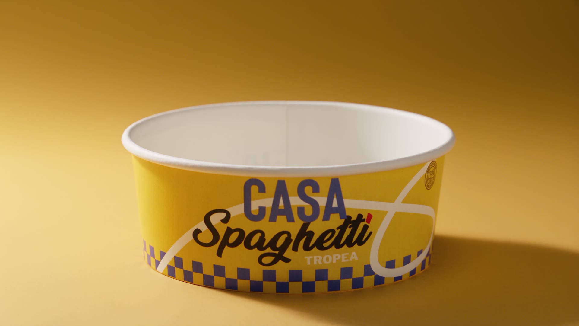 La ciotola gialla Casa Spaghetti, vuota, sul fondo giallo