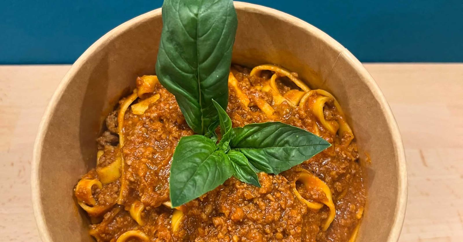 Tagliatelle alla bolognese con basilico, nella ciotola gialla