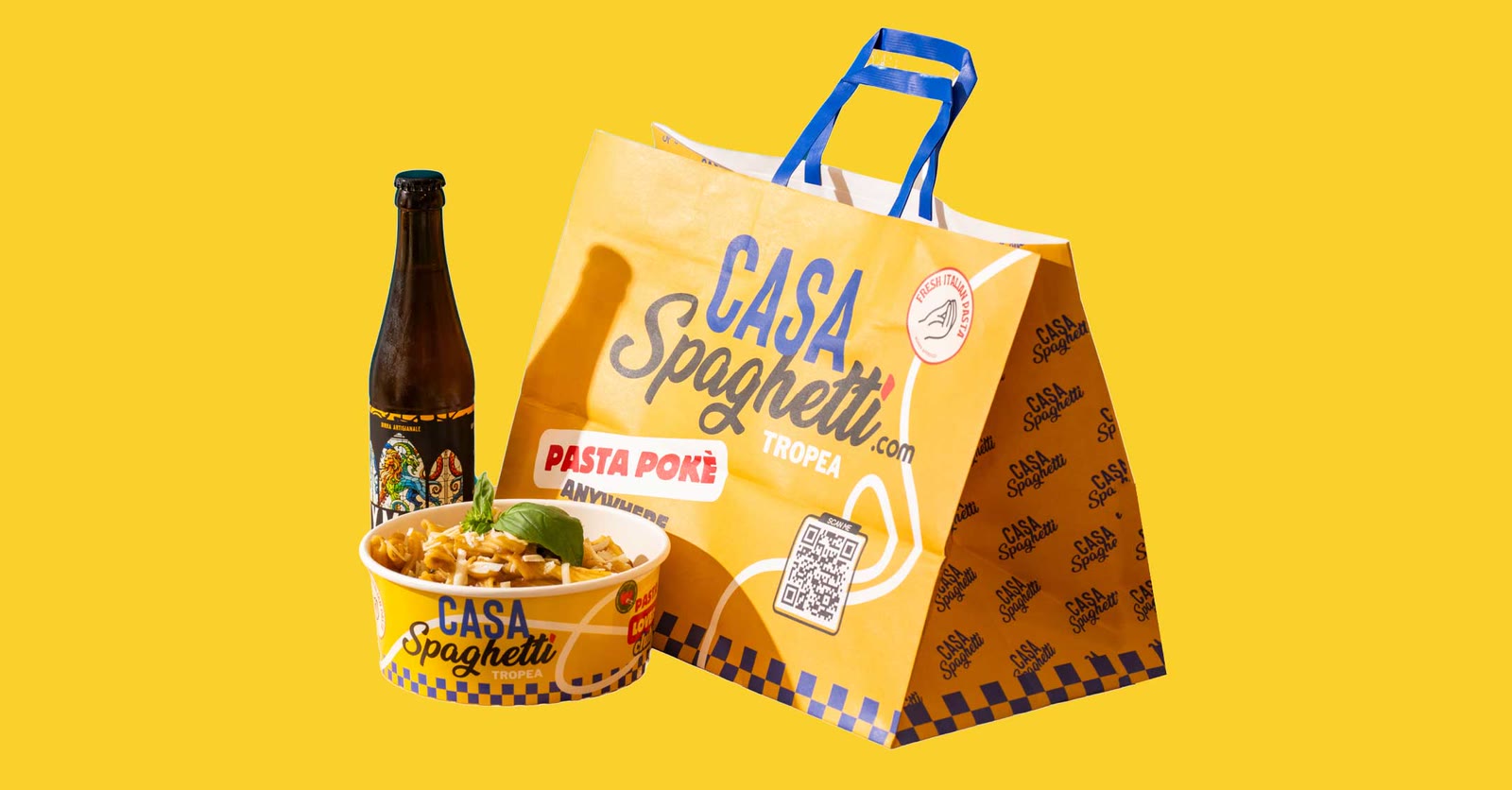 La borsa e la ciotola Casa Spaghetti sul fondo giallo