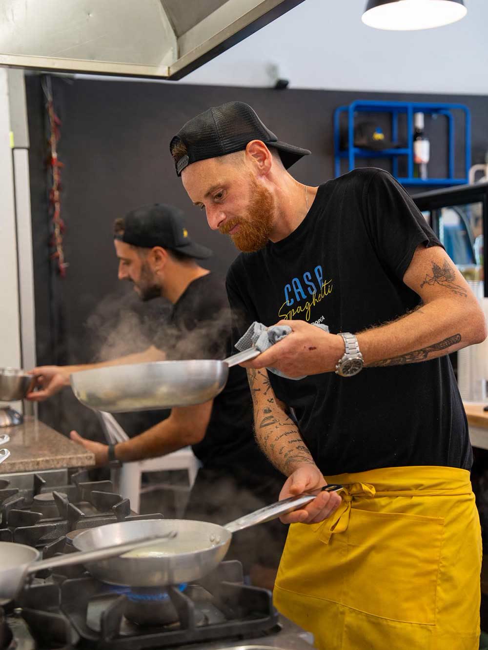 Lo chef al banco di Tropea, con la padella e il vapore